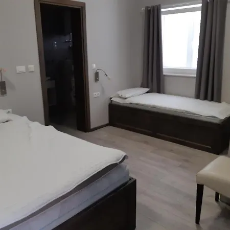 Lizzi. * تروغير