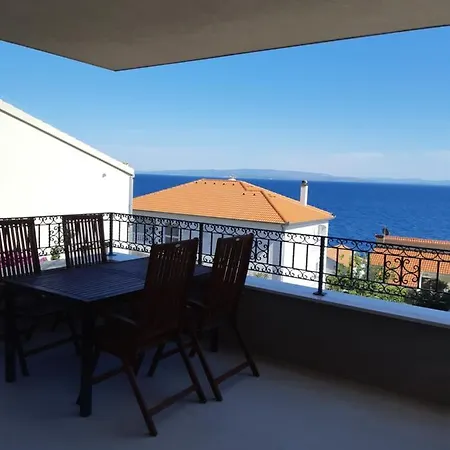 Lizzi. * تروغير