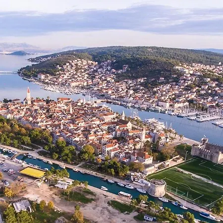 Lizzi. * Trogir