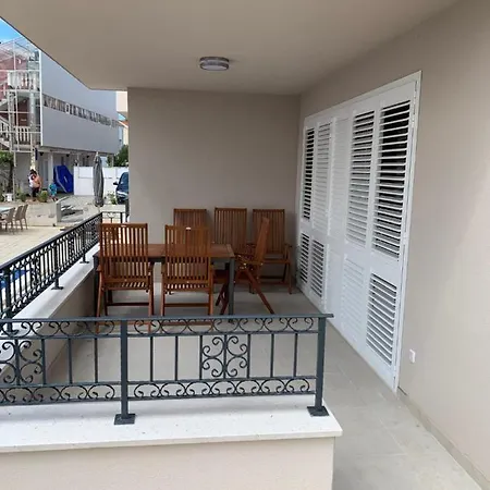 Lizzi. * تروغير